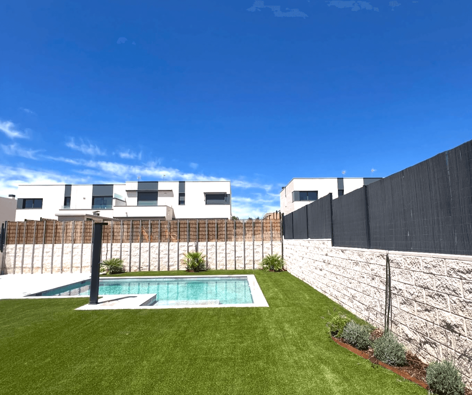 modern-backyard-pool-scene